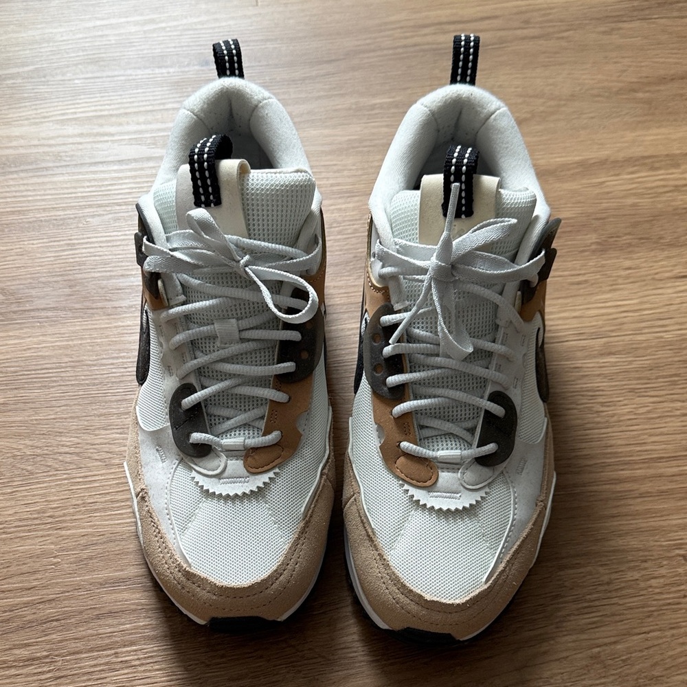 Nike Women's Sneakers in White and Tan